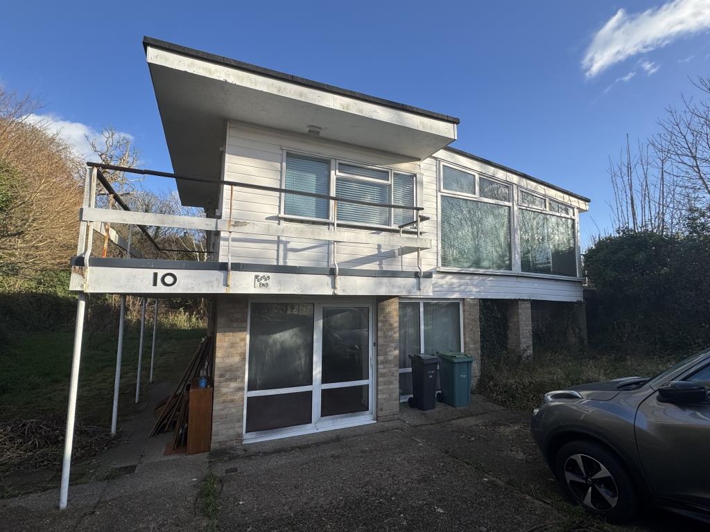 Lot: 166 - DETACHED HOUSE FOR IMPROVEMENT WITH SEA VIEWS IN A POPULAR CUL-DE-SAC LOCATION - Front View